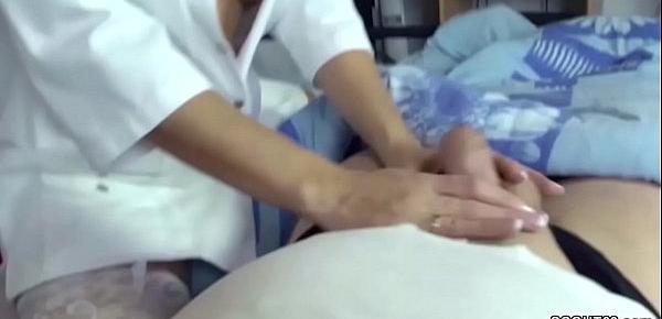  Geile Krankenschwester hiflt Patienten mit einem Handjob